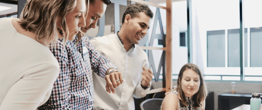 Conseillère immobilière EffiCity accompagnant ses clients dans leur projet immobilier en Haute-Savoie avec transparence et expertise.